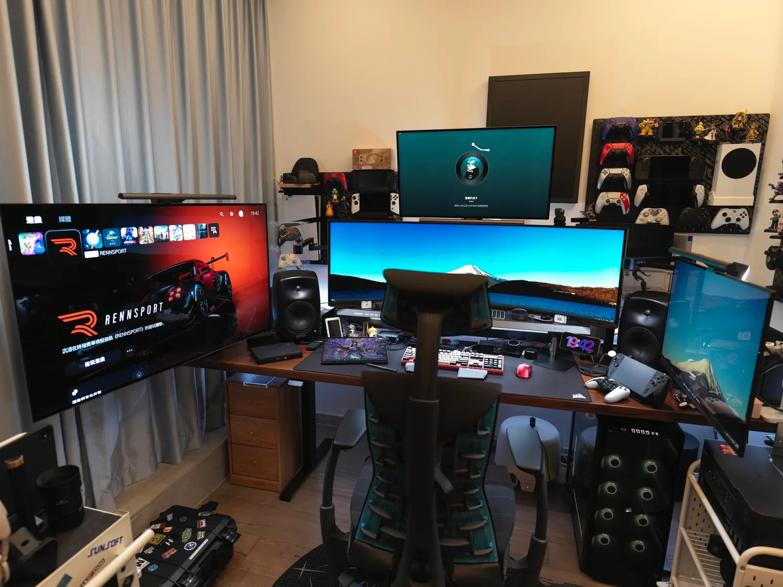 Mars Xiang's workspace — gaming setup, photo 1 of 4